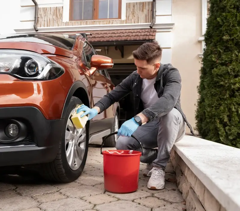 Lavage auto à domicile Saint-Vincent-de-Reins : professionnel intervenant sur un véhicule